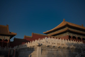 背景中有一座巨大的中国建筑