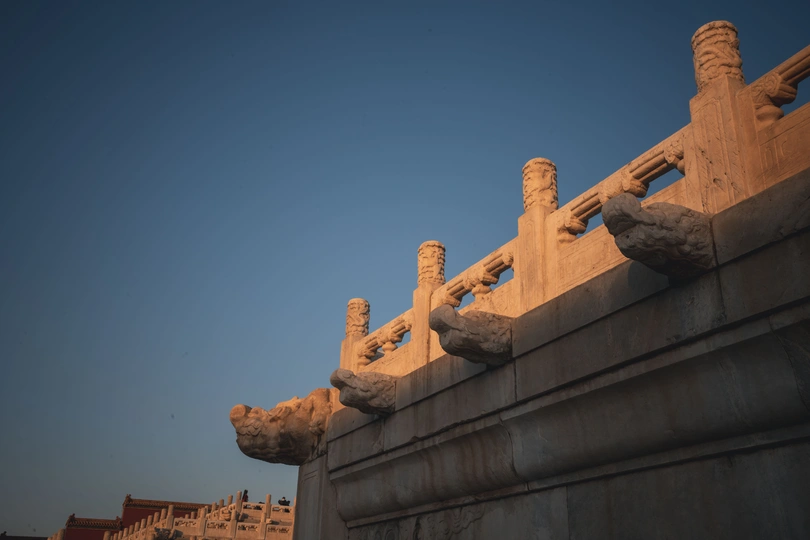 城堡下的蓝色天空中的墙