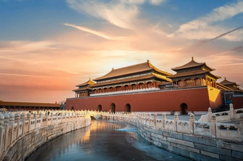 城市中的桥与背景建筑和天空中的日落