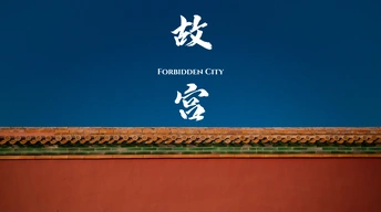 楼顶上的一座建筑在晴朗的蓝天下的一个标志