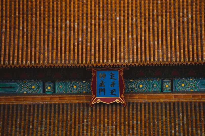 多彩屋顶的蓝色窗户建筑