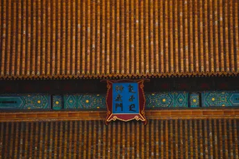 多彩屋顶的蓝色窗户建筑