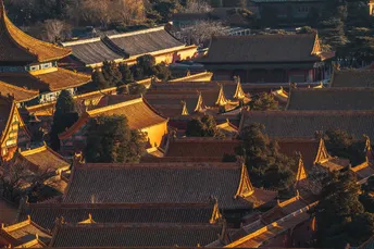 日落时的一座带金色屋顶的寺庙