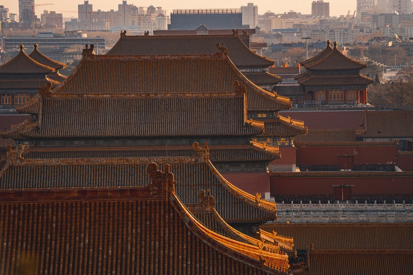 前景中有大型建筑的城市景象