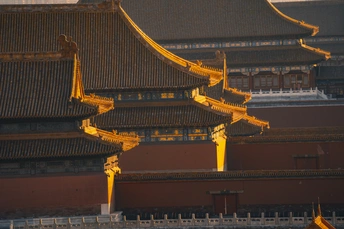 一个带有圆顶的大金黄色建筑