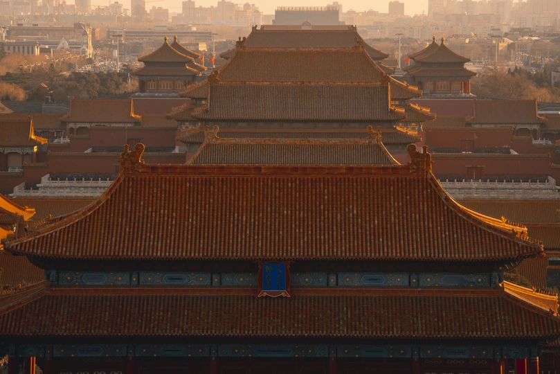 市中心的一座大型建筑