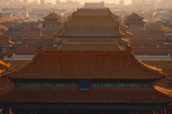 市中心的一座大型建筑