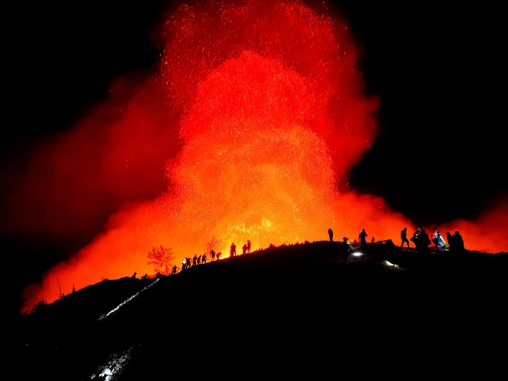 一群人看着一场红色的大火