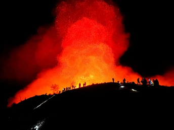 一群人看着一场红色的大火