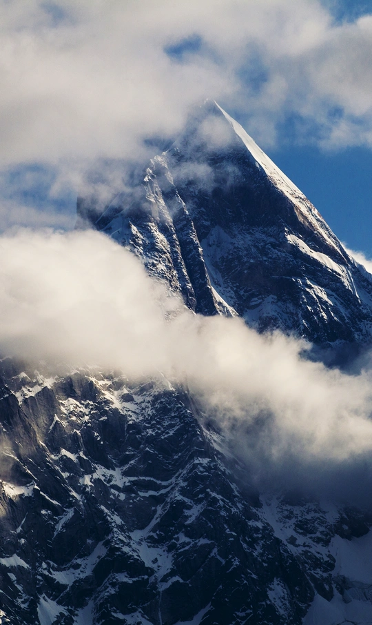 山脉中最高的山峰被云雾缭绕。