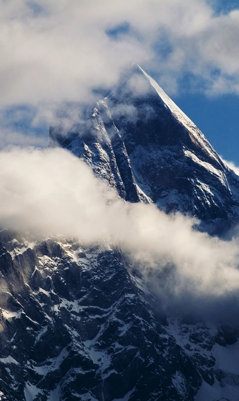 山脉中最高的山峰被云雾缭绕。