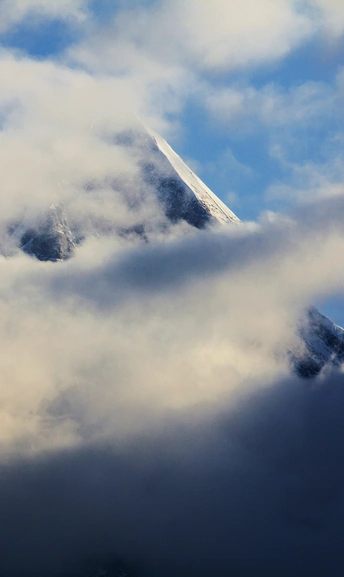 山顶正在穿过云层