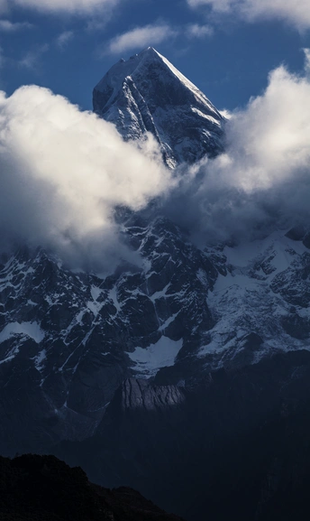 山脉中最高山峰的顶部