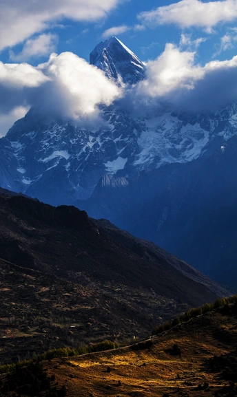 山顶有云的山谷