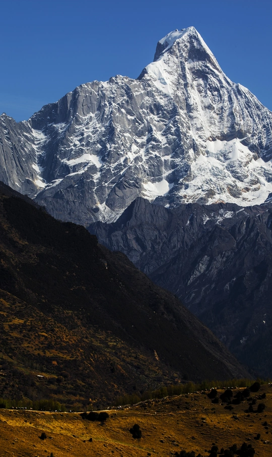 高山 山顶被积雪覆盖