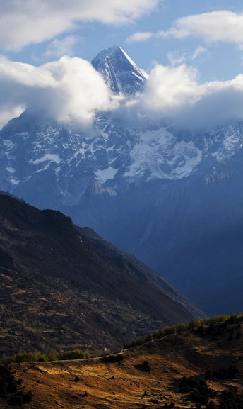 山顶有云的山谷