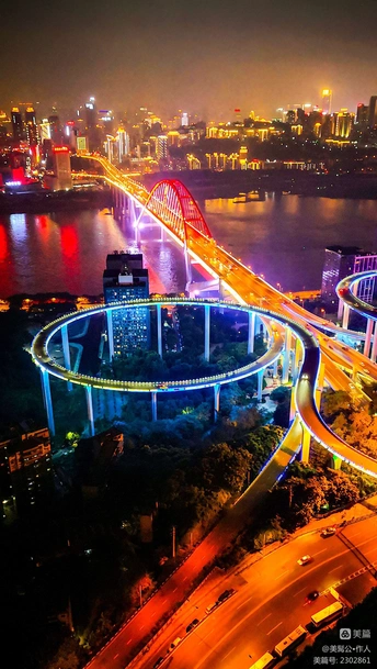 夜晚河上的桥亮了起来