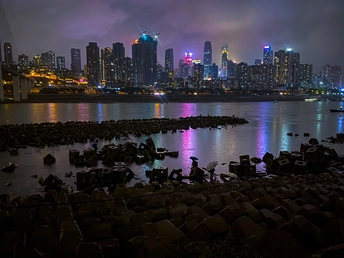 夜晚的城市天际线被水域和人群照亮。