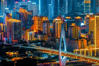 夜晚的城市景观 高耸的摩天大楼 摩天大楼 桥在天空线上发光。