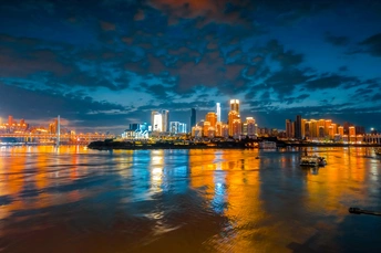 夜晚照亮的城市