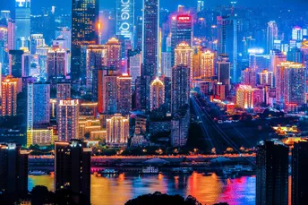 夜晚的城市景观 有发光的摩天大楼和其他建筑物轮廓