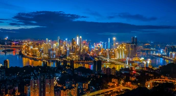 夜晚在水边照亮的大型城市