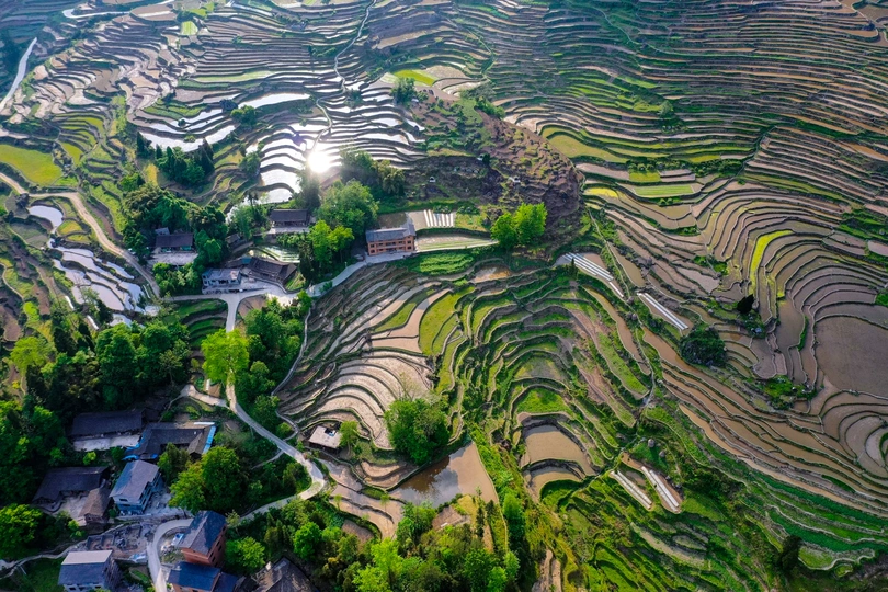 梯田和一个小村庄的 aerial view