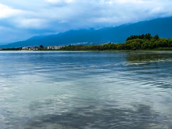 背景有山和云的海
