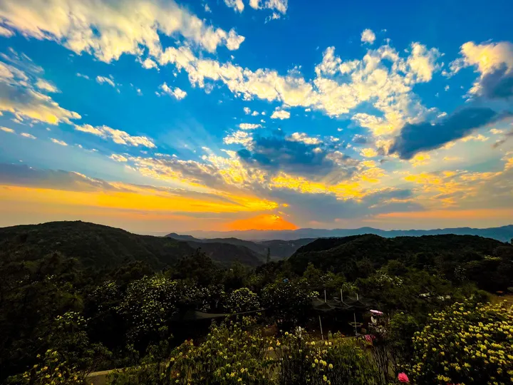山林夕照