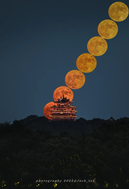 一轮满月在寺庙上空升起