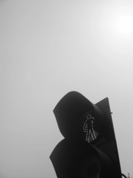 交通信号灯的黑白照片 天空中的雾气在阳光下透过