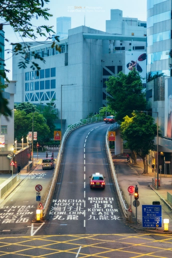 一条街道 有汽车在公路上行驶 还有高楼大厦。