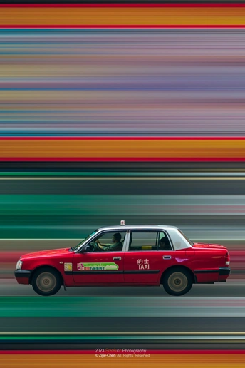 一辆红色的赛车在五颜六色的比赛中行驶