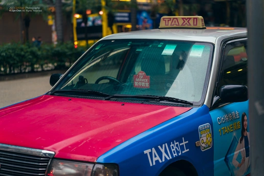 红色和蓝色的出租车在街上行驶