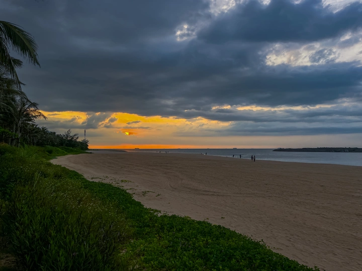 夕阳下的海滩
