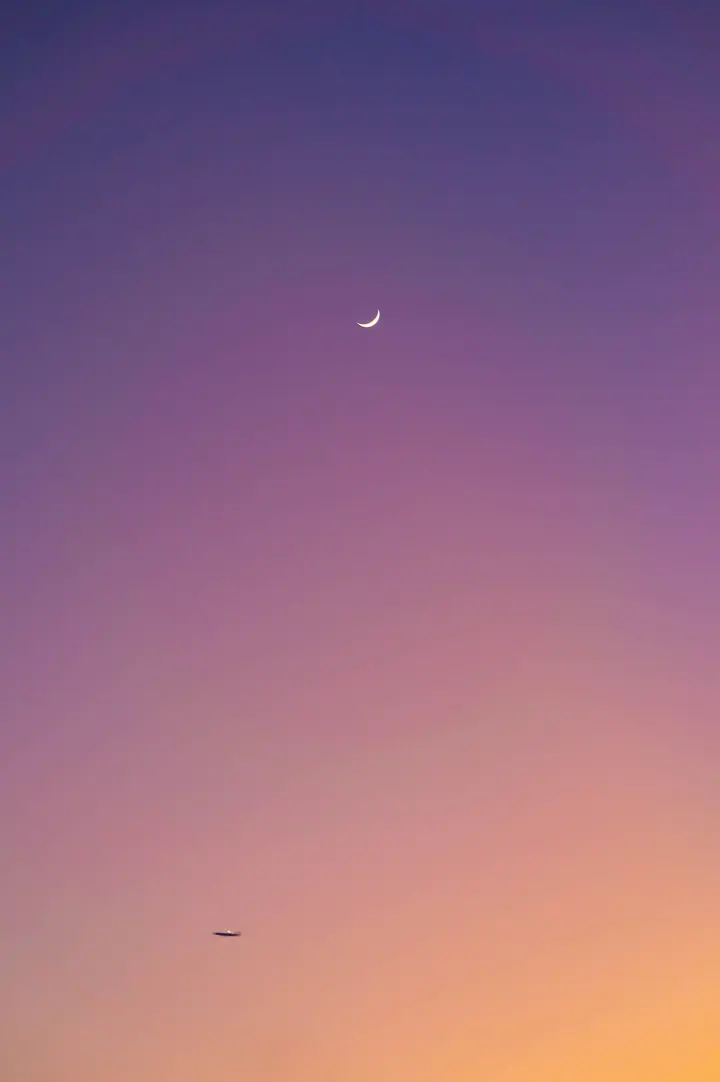 夕阳余晖下的弯月
