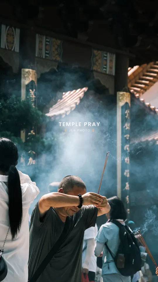一群人在寺庙前