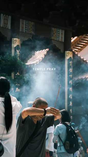 一群人在寺庙前