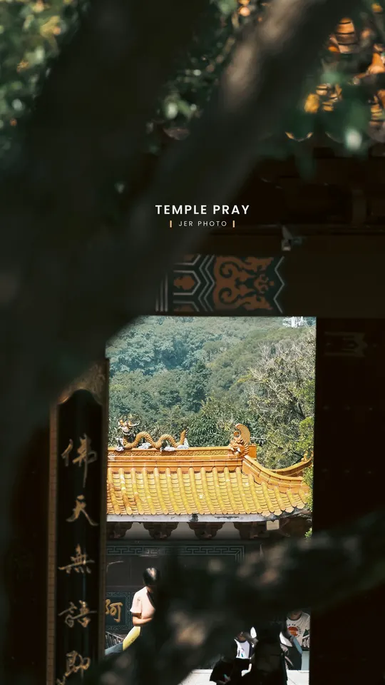 人们在寺庙里穿过一个大型窗户