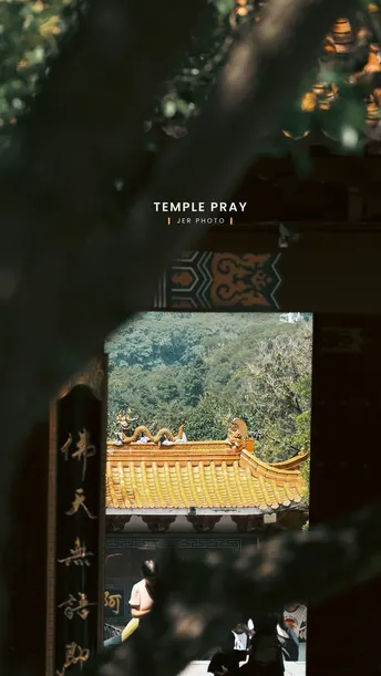 人们在寺庙里穿过一个大型窗户