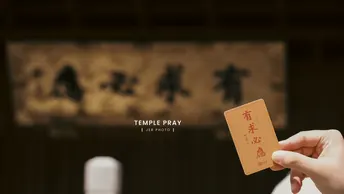 一个人手里拿着一张卡片