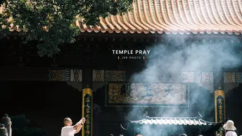 站在一栋有烟出来的建筑前的人
