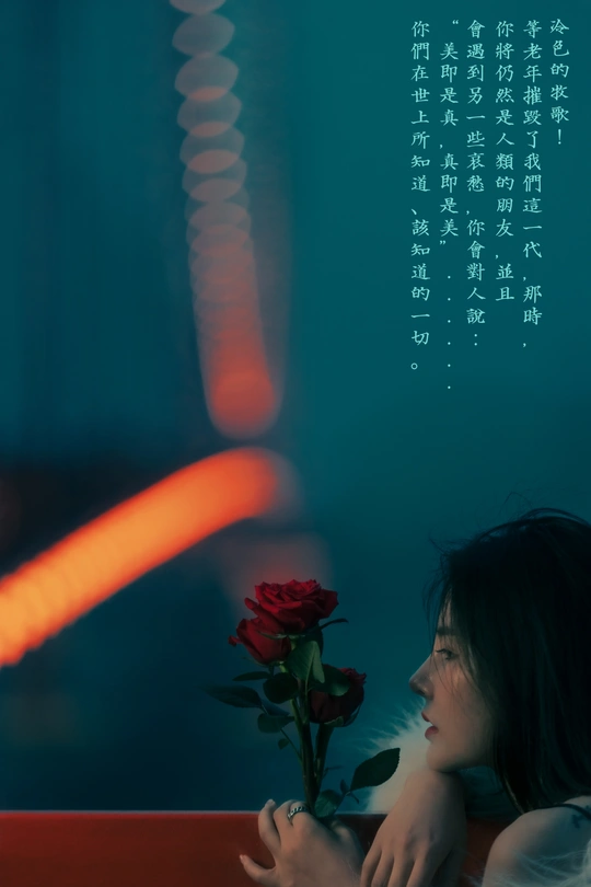 一位女士抱着红玫瑰坐在电影海报前