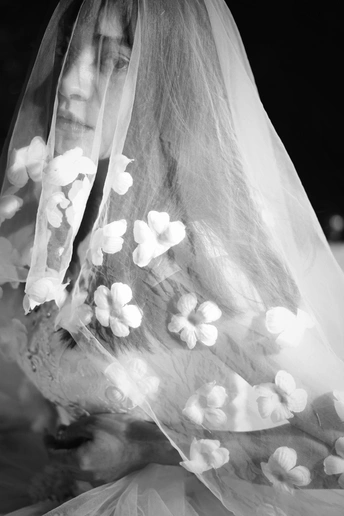 新娘穿着婚纱和面纱