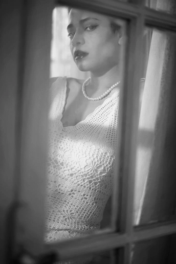 一位年轻女子在黑白镜子前照镜子