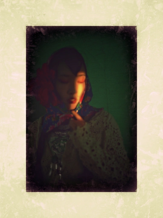 一位年轻女子持绿色打火机的复古照片