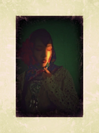 一位年轻女子持绿色打火机的复古照片