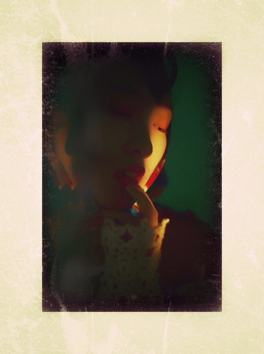 一张年轻女孩拿着点燃的香烟刷牙的照片