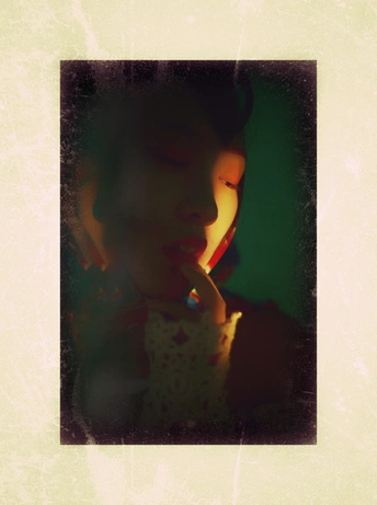 一张年轻女孩拿着点燃的香烟刷牙的照片