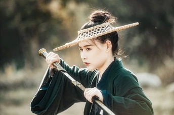 戴帽子的女人拿剑